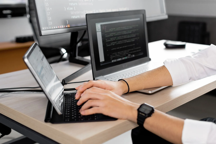 PIM headless : comment alimenter Shopify, Magento et BigCommerce